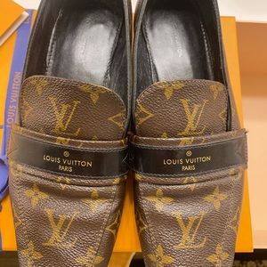 Sitting in my closet. Preloved ❤️❤️❤️!!